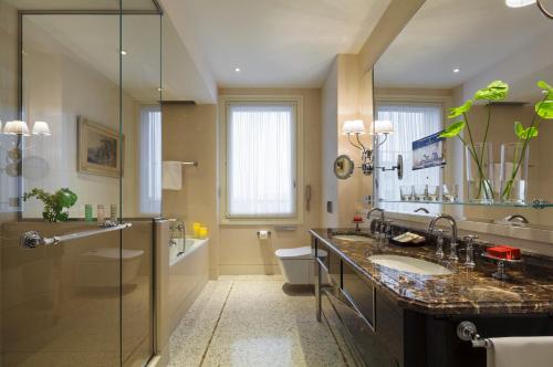 Кухня или мини-кухня в Palazzo Parigi Hotel & Grand Spa - LHW
