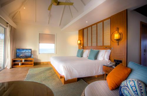 Postel nebo postele na pokoji v ubytování The Centara Collection, Machchafushi Island Resort & Spa Maldives - 30 percent discount on transfers for min 4 nights stay and more, valid for reservations between 11th Feb till 22 Dec 2025