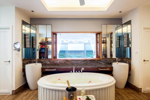 A bathroom at Centara Grand Island Resort & Spa