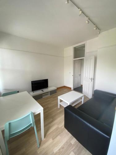 uma sala de estar com uma mesa branca e um sofá em Lovely 1 bedroom apartment in Norwich em Norwich