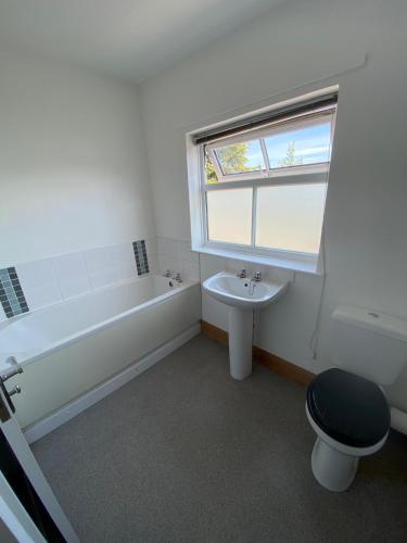 uma casa de banho com uma banheira, um WC e um lavatório. em Lovely 1 bedroom apartment in Norwich em Norwich