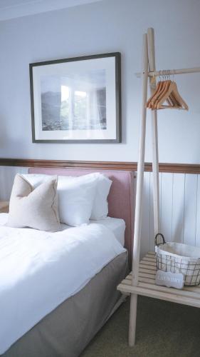 MunlochyにあるAllangrange Hotel near Invernessのベッドルーム1室(白いベッド1台、白いベッド1台付)