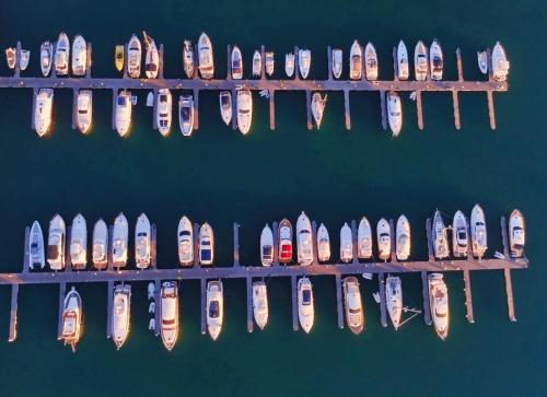 an overhead view of a row of boats in the water at Marina del Gargano Houseboat in Manfredonia