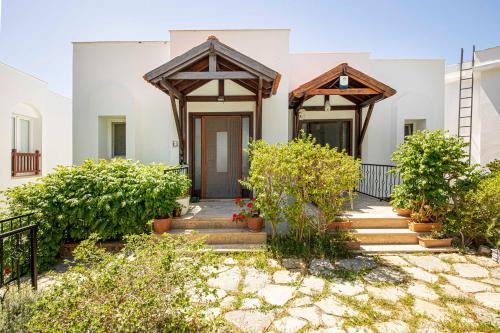 Fotografie z fotogalerie ubytování Cozy House With Balcony and Backyard Surrounded by Nature in Bodrum v destinaci Karabağ