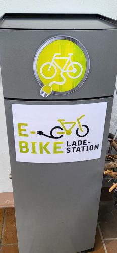 a bike sign on the side of a trash can at SeeOase in Muhr am See inkl Frühstück in Muhr amSee