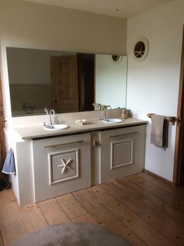 une salle de bain avec deux lavabos et un grand miroir dans l'établissement Ancienne tonnellerie, à Gallargues-le-Montueux
