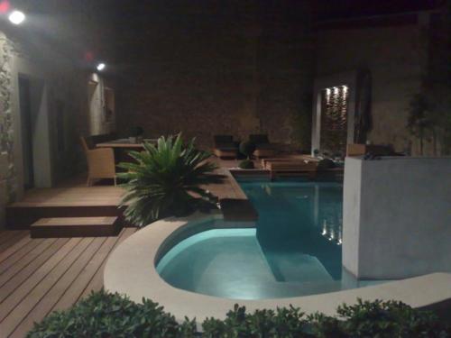 une piscine au milieu d'un immeuble dans l'établissement Ancienne tonnellerie, à Gallargues-le-Montueux