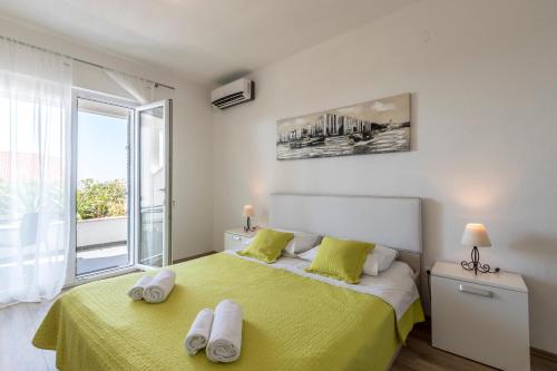 Rúm í herbergi á Hvar De Luxe Apartments