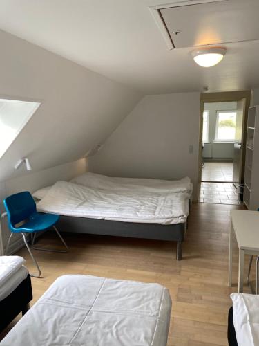 A bed or beds in a room at Blokhus-Hune Hotel og Vandrerhjem