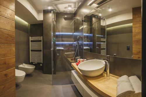 ein Badezimmer mit 2 Waschbecken und 2 WCs in der Unterkunft VisitZakopane - Good Vibe Spa Apartment in Zakopane
