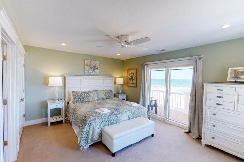 1 dormitorio con 1 cama y balcón en The Regency Royale, en Virginia Beach