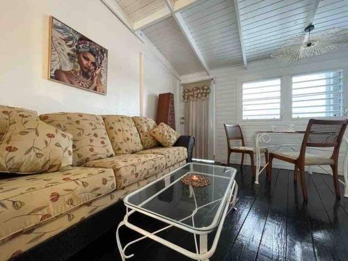 Posezení v ubytování Petit coin de paradis à 5 min Baie Orientale, Idolem résidence unité 7bis - 57 Rue du Mont Vernon 1
