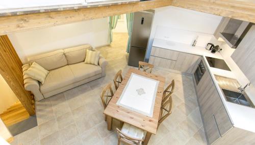 an overhead view of a living room with a couch and a table at Ferienwohnung Chiara in Seneghe