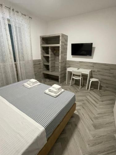 Televisyen dan/atau pusat hiburan di Holiday Rooms Rho