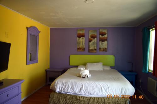 Una cama o camas en una habitación de 9 Palms Inn