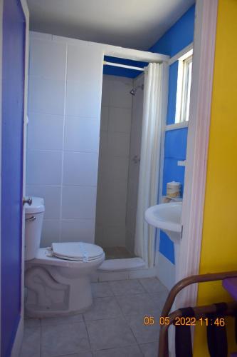Un baño de 9 Palms Inn