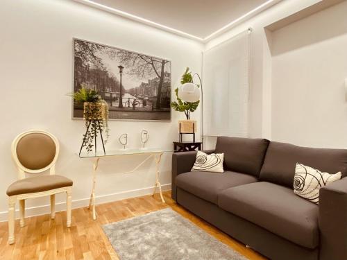 A seating area at Quiet and Cozy Downtown Apartment