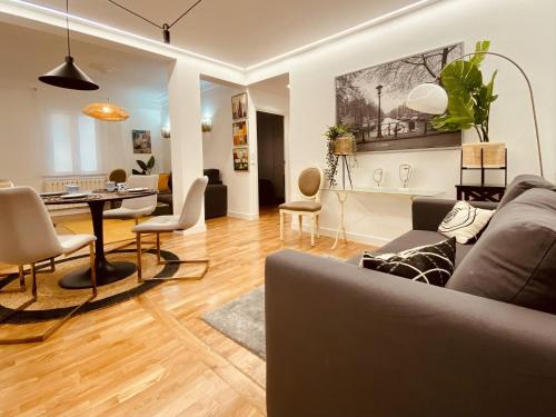 A seating area at Quiet and Cozy Downtown Apartment