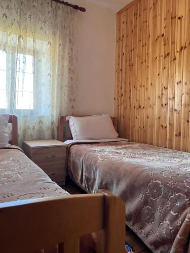 um quarto com 2 camas e uma janela em Guest House Sabriu em Rabdisht