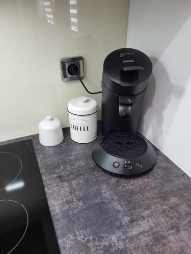 a coffee maker sitting on top of a counter at Garden z ogródkiem na Waszyngtona in Białystok