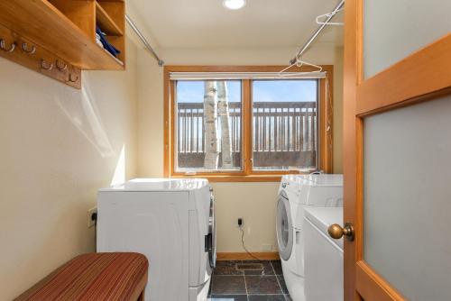 uma lavandaria com duas lavagens e uma janela em 229 Faraway The Ridge #35 condo em Snowmass Village