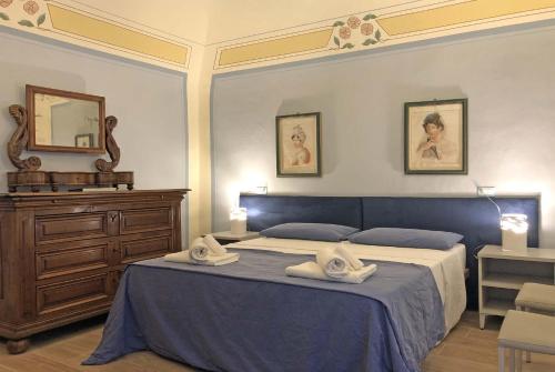 1 dormitorio con cama, tocador y espejo en Suite Apartment Castello, en Volterra