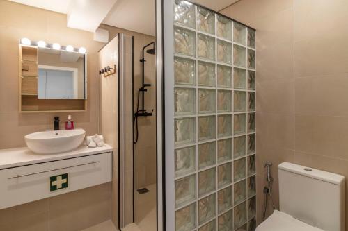 uma casa de banho com um chuveiro, um WC e um lavatório. em Your Azorean Home RRAL 3378 na Ribeira Grande