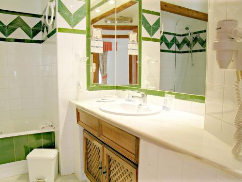 W łazience znajduje się umywalka, lustro i toaleta. w obiekcie Ona Marina Arpón w mieście La Manga del Mar Menor