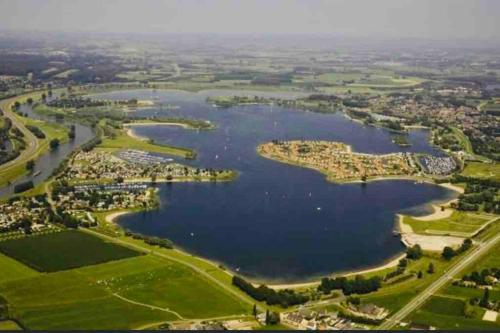 una vista aérea de un lago y una ciudad en Ferienhaus LuxChalet #VAJU Lathum# am See, Strand, Pool, Nationalpark en Lathum