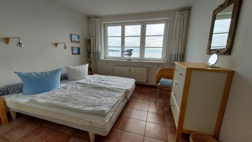 a bedroom with a bed and a window at Ferienwohnung Soling in Alt Reddevitz