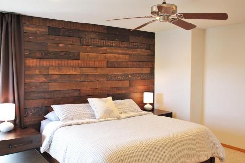 1 dormitorio con cabecero de madera y 1 cama en Hood River Family Vacation Home en Hood River