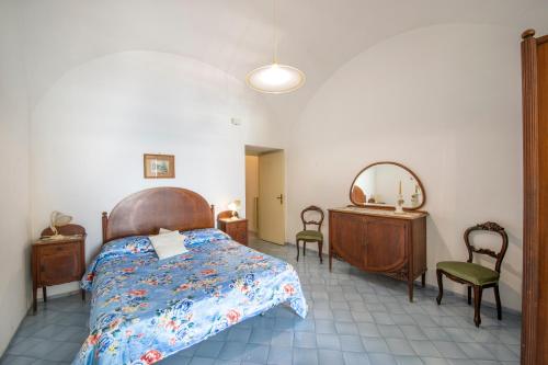 a bedroom with a bed and a dresser and a mirror at Lu Penniell in Amalfi