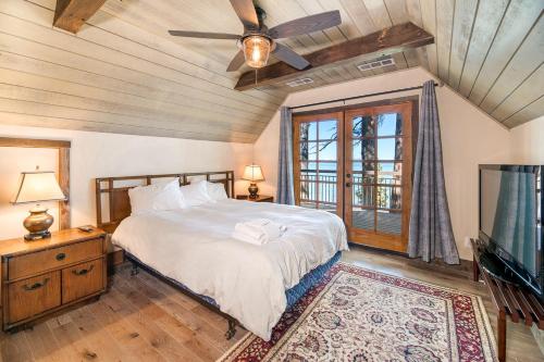 a bedroom with a bed with a ceiling fan and a tv at Lakeview Manor in South Lake Tahoe