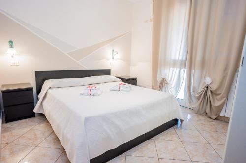 A bed or beds in a room at Ibisco