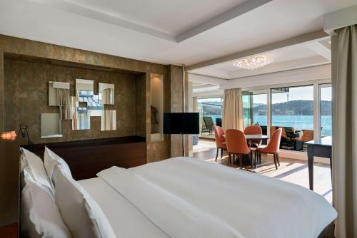 una camera con un grande letto bianco e una sala da pranzo di Radisson Blu Bosphorus Hotel a Istanbul