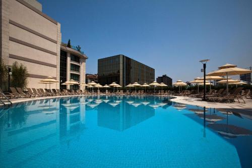 Bazén v ubytování Radisson Blu Hotel, Istanbul Sisli nebo v jeho okolí