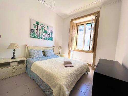 ein Schlafzimmer mit einem Bett, einer Kommode und einem Fenster in der Unterkunft Frank's House & Happy BELEM in Lissabon