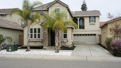 una casa con dos palmeras delante de ella en Modern Luxury Living, relax and enjoy your stay! en Rancho Cordova