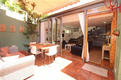 sala de estar con mesa y comedor en * Couples and family secluded getaway + pool*, en Ciudad del Cabo