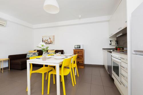 Kuchyň nebo kuchyňský kout v ubytování Apartamentos Cornellalux