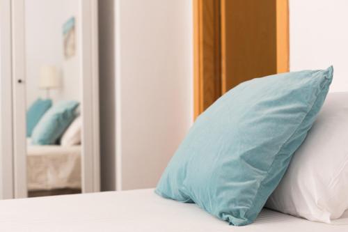 Postel nebo postele na pokoji v ubytování Apartamentos Cornellalux