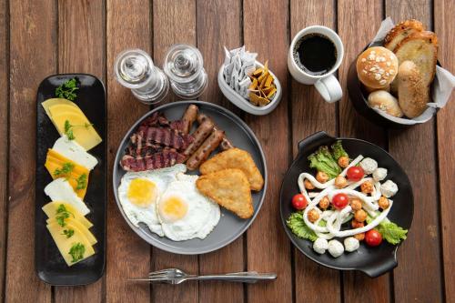 ジッダにあるRadisson Blu Hotel, Jeddah Al Salamの木製テーブル(朝食用2皿付)