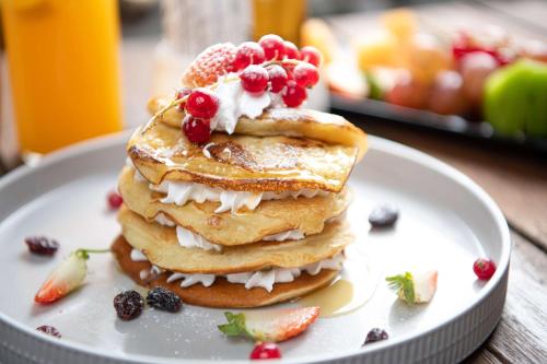 ジッダにあるRadisson Blu Hotel, Jeddah Al Salamの皿に盛られたパンケーキ一杯