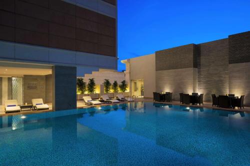 المسبح في Radisson Blu Hotel, Jeddah Al Salam أو بالجوار