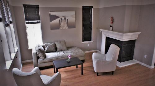 un soggiorno con divano e camino di Modern Luxury Living, relax and enjoy your stay! a Rancho Cordova