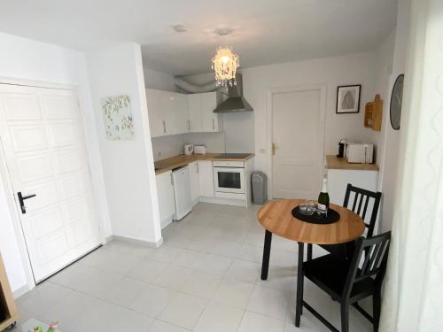 Great location, in the heart of Puerto Del Carmen, Aguazul with VV Licence