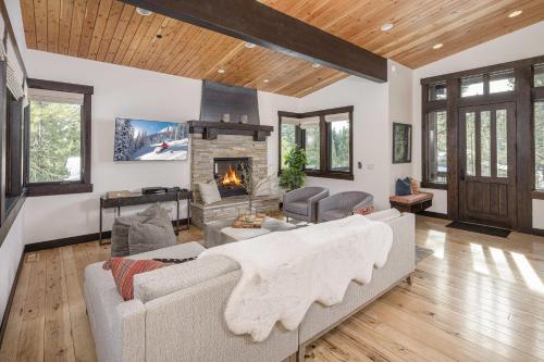 Lavish & Modern Alpine Escape – Photos 3