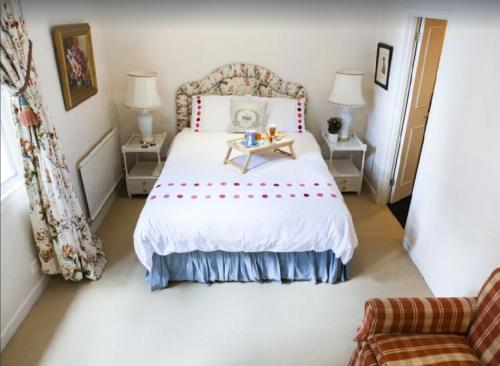 een slaapkamer met een bed met een tafel erop bij KNIGHTSBRIDGE early AM check-in often possible -Next2 HARRODS 3 BEDROOMS-2Baths in Londen