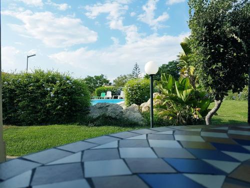 a street light next to a swimming pool at Makara Case Vacanza in Eraclea Minoa