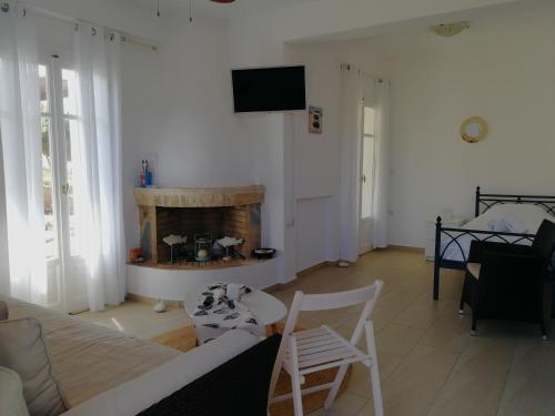 Televízia a/alebo spoločenská miestnosť v ubytovaní Gio st Gio apartment 2 Antiparos st Giorgio